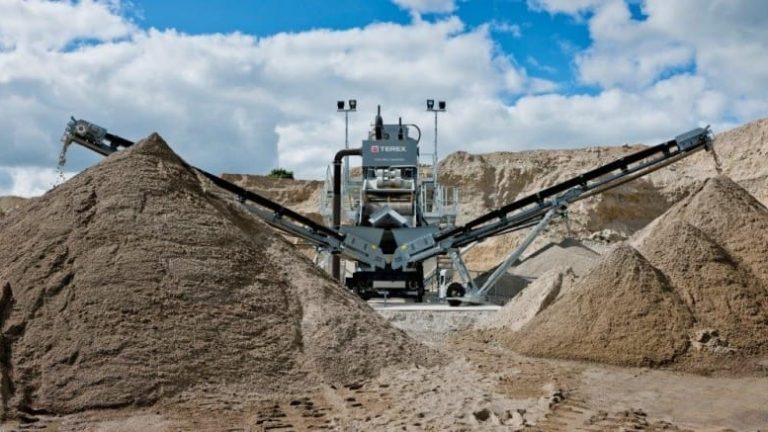 Uppvaktad både till höger och vänster. Uppvaktad både till höger och vänster.