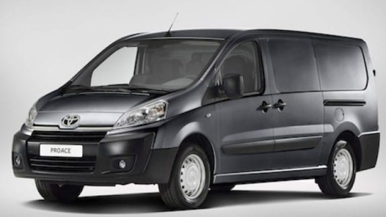 Ingen kan missa ursprunget för nya Toyota Proace. Byggs av Peugeot-Citroën. Ingen kan missa ursprunget för nya Toyota Proace. Byggs av Peugeot-Citroën.