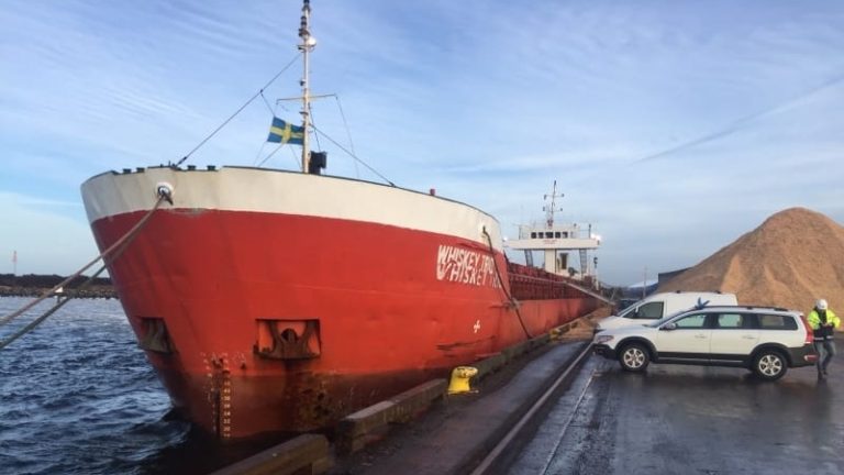 Whiskey Trio beräknas ligga kvar i Varbergs hamn ett tag framöver, tills de allvarligaste bristerna är åtgärdade.