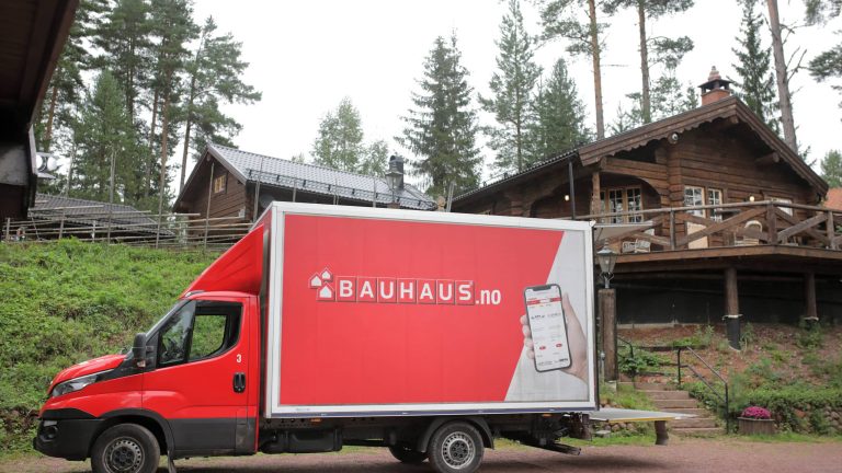 Lastbil från Bauhaus framför ett hus. Lastbil från Bauhaus framför ett hus.