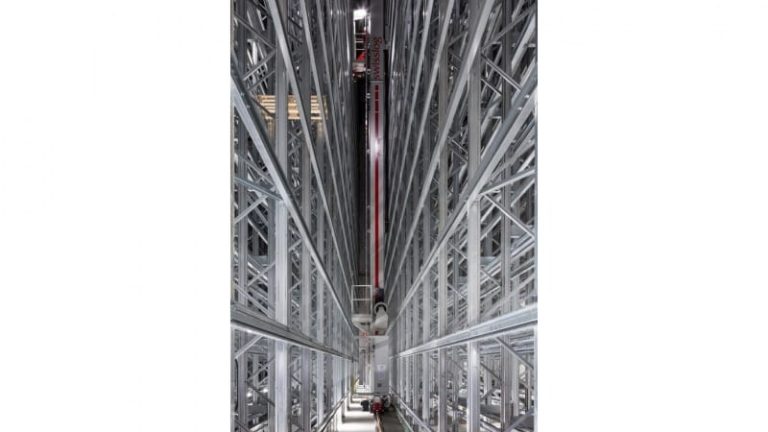 Norska kunder köper 14 sådana här kranar, och platser för över 70 000 pallar i höglager.