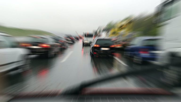 Bilar i rusningstrafik