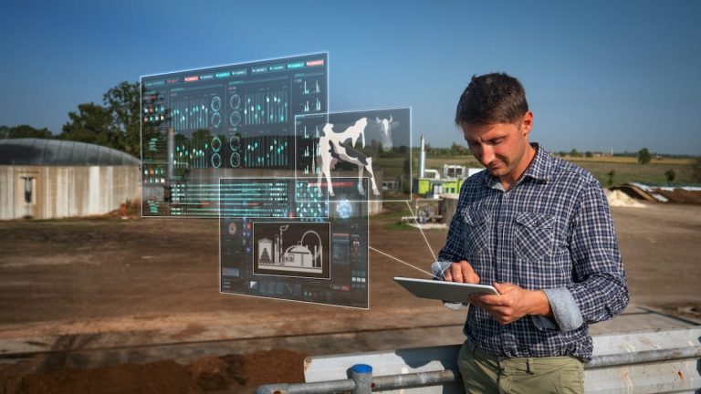 Montage av lantbrukare och digitala hjälpmedel Montage av lantbrukare och digitala hjälpmedel