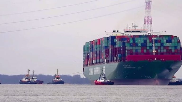 Indian Ocean lastar cirka 19 000 tjugofotscontainrar och är ett av världens största containerfartyg. Indian Ocean lastar cirka 19 000 tjugofotscontainrar och är ett av världens största containerfartyg.