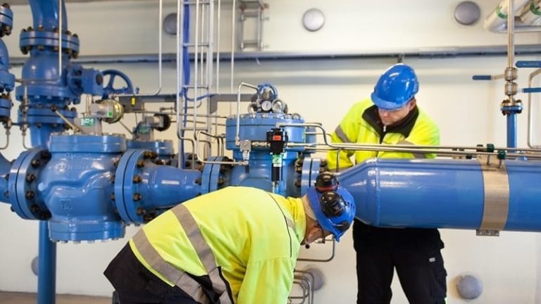 På sikt hoppas Swedegas att fartyg som lägger till i Göteborgs hamn ska kunna försörjas med LNG direkt från stamnätet, utan att gasen behöver gå med bil. Här bild från en mät- och reglerstation.