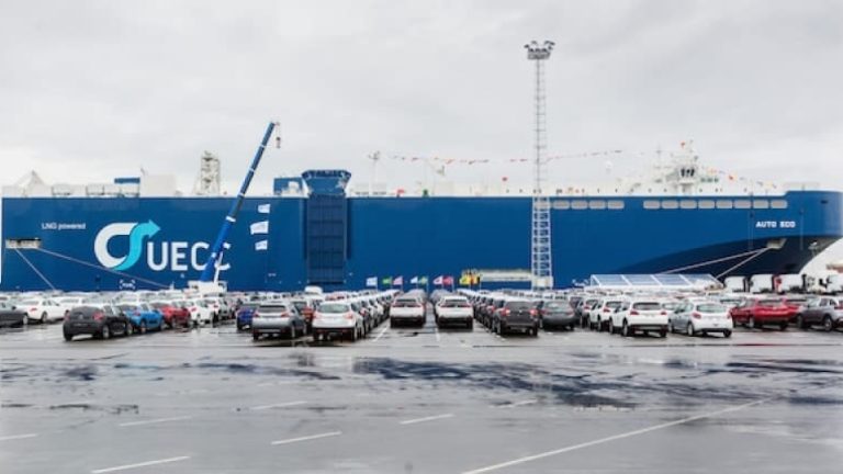 Bilfartyget Auto Eco kan både drivas på gas och på marindiesel. Här ligger det i hamn i Zeebrugge.
