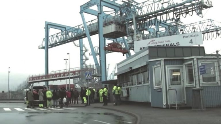 Hamnfyran förbereder sig nu för en åttatimmarsstrejk i containerterminalen i Göteborg. Hamnfyran förbereder sig nu för en åttatimmarsstrejk i containerterminalen i Göteborg.