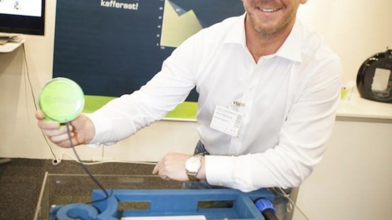 Michael Sarbaek på Alelion visa litiumjonbatteriet som kan pausladdas med 230 volt.