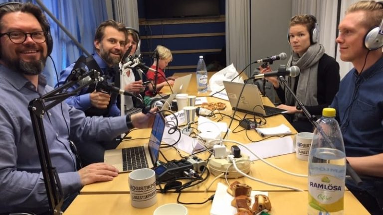 Med centrum i centrum. På vänster sida värden Per Olof Arnäs, Vasakronans Jesper Örtengren och forskaren Maria Lindholm (skymd, med sonen Gabriel). Till höger Märta Brolinson, Stockholms stad, och Patrik Nilsson, Bäckebols Åkeri.