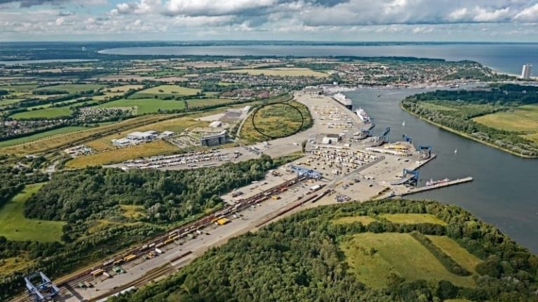 Skandinavienkai är den av Lübecks hamnterminaler som ligger längst ut mot Östersjön vid Travemünde. Ringen visar var skogsproduktsterminalen för inte minst Stora Ensos varor kommer att byggas. Skandinavienkai är den av Lübecks hamnterminaler som ligger längst ut mot Östersjön vid Travemünde. Ringen visar var skogsproduktsterminalen för inte minst Stora Ensos varor kommer att byggas.