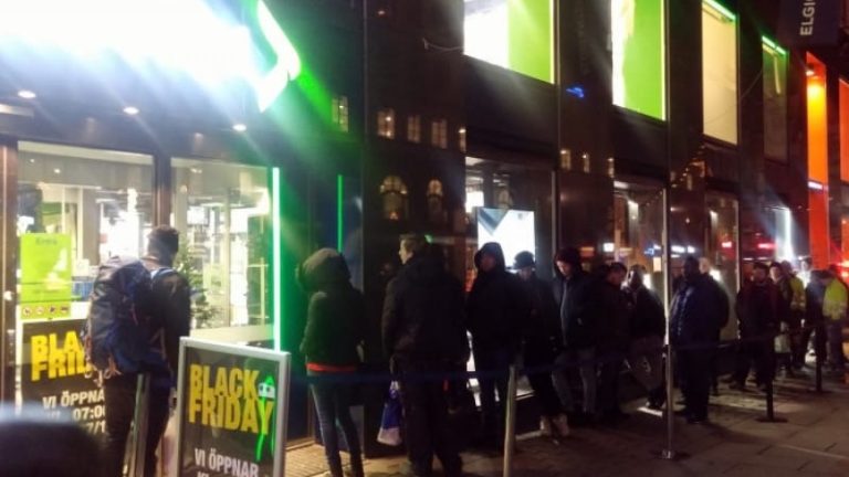 Morgonstund har guld i mund. Elgiganten på Kungsgatan i Stockholm inför öppningen av Black Friday-handeln klockan 7.