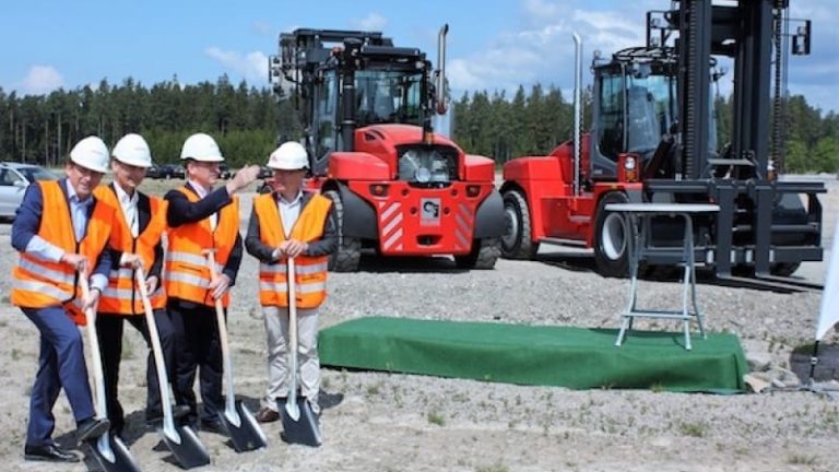 Från vänster i bild, Dan Pettersson, Kalmar Mobile Equipment, Antti Kaunonen, Kalmar, Stefan Johansson, Kalmar Mobile Equipment och Claes Bodén, Lagans Byggnads AB.)