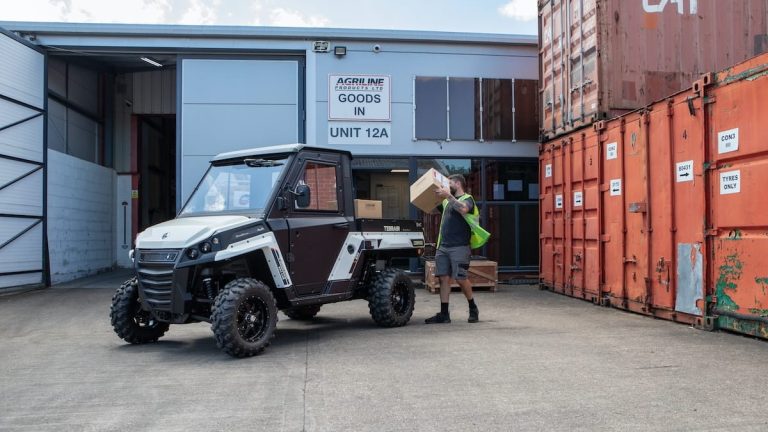 En man lastar gods på ett arbetsfordon