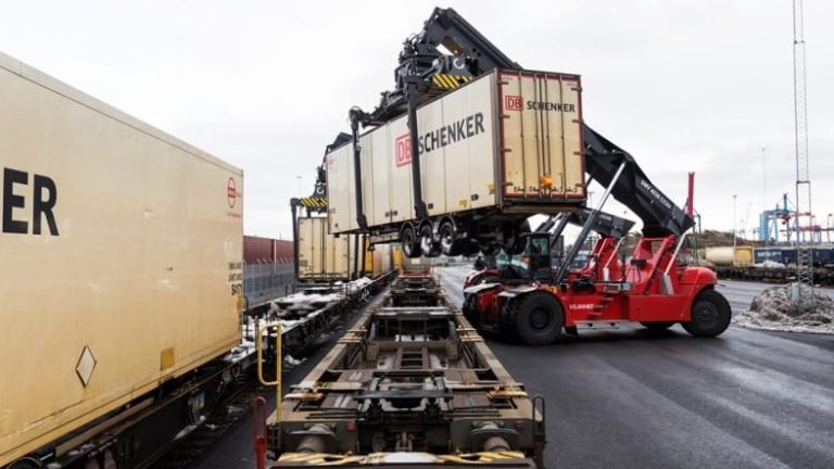 Trailrarna lyfts av och på tåget med truckar – ett par år framöver. Trailrarna lyfts av och på tåget med truckar – ett par år framöver.