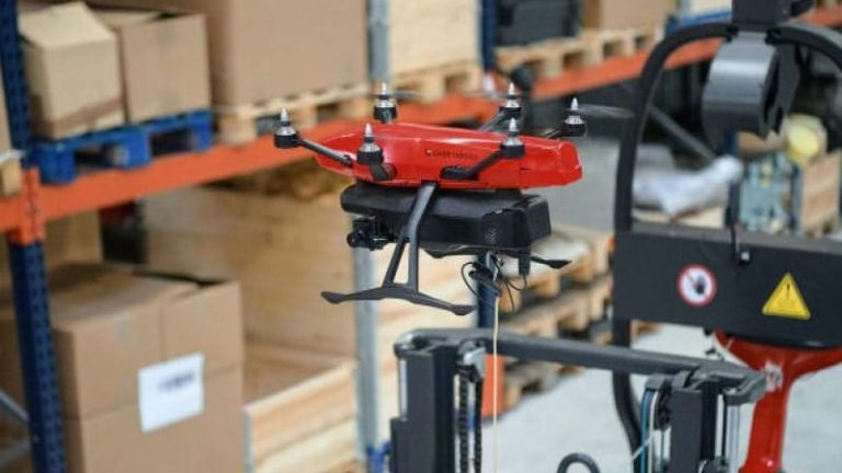 Inventeringsdrönaren används tillsammans med en autotruck.