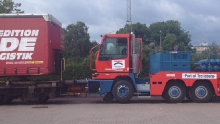 Trelleborgs hamn drar tåg med kombiloket Terberg Zagro RR222