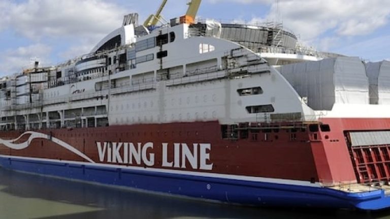 Viking Grace går Stockholm-Åbo, de stora gastankarna syns i aktern. Viking Grace går Stockholm-Åbo, de stora gastankarna syns i aktern.