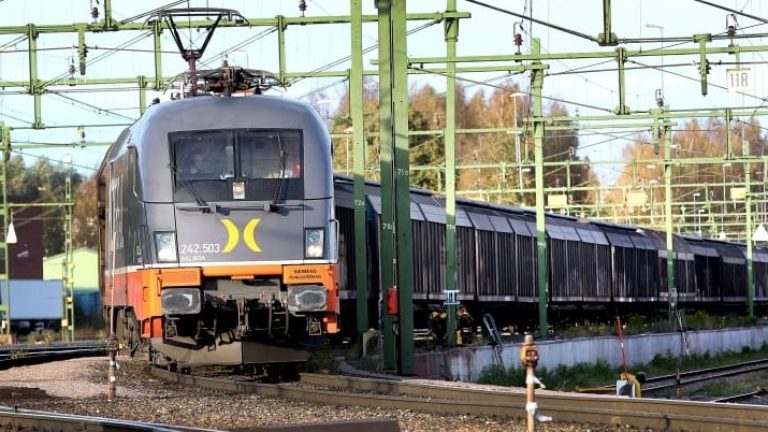 För att lokförarens samtal säkert ska nå fram måste tågens radioutrustning förses med nytt skydd från den 1 juli. Tåg som inte anpassas i tid får inte köras i det svenska järnvägssystemet. För att lokförarens samtal säkert ska nå fram måste tågens radioutrustning förses med nytt skydd från den 1 juli. Tåg som inte anpassas i tid får inte köras i det svenska järnvägssystemet.