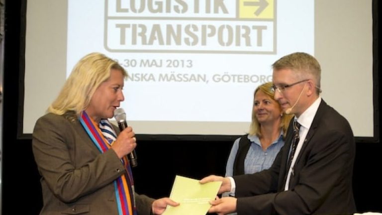 Infrastrukturminister Catharina Elmsäter-Svärd tog emot Kneg-rapporten från Lars Mårtensson. I bakgrunden Preems kommunikationschef Helene Samuelsson. Infrastrukturminister Catharina Elmsäter-Svärd tog emot Kneg-rapporten från Lars Mårtensson. I bakgrunden Preems kommunikationschef Helene Samuelsson.