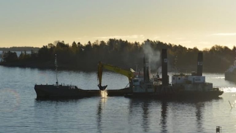 Mudderverket Attilla är på plats i Kapellskärs hamn och ska göra hamnbassängen djupare. Mudderverket Attilla är på plats i Kapellskärs hamn och ska göra hamnbassängen djupare.