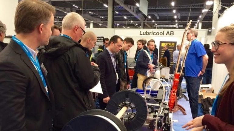 Inte bara logistik: 3d-skrivare hörde till trendämnena vid Industrimässorna Sverige/Danmark i Malmö. En bit bort längs bordet anas en orange basgitarr med friformsutskriven kropp. Inte bara logistik: 3d-skrivare hörde till trendämnena vid Industrimässorna Sverige/Danmark i Malmö. En bit bort längs bordet anas en orange basgitarr med friformsutskriven kropp.