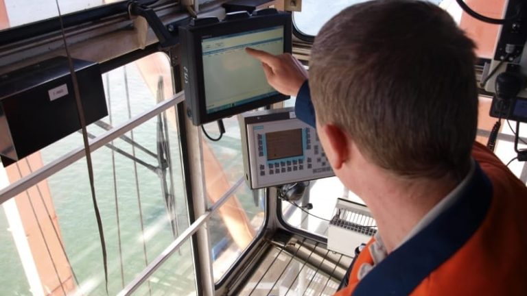 I Gdynia sitter JLT:s datorer numera bland annat uppe i förarhytterna till hamnens kranar för containerlyft mellan fartyg, så kallade STS-kranar.