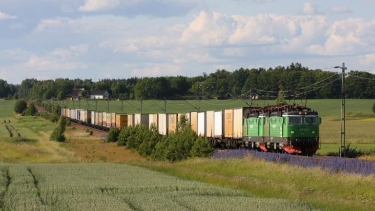 Snart med utländska platsbiljetter förbokade.