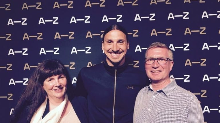 Men vem är den där killen som står mellan Pernilla Johansson och Kjell Rundqvist från Sonat?