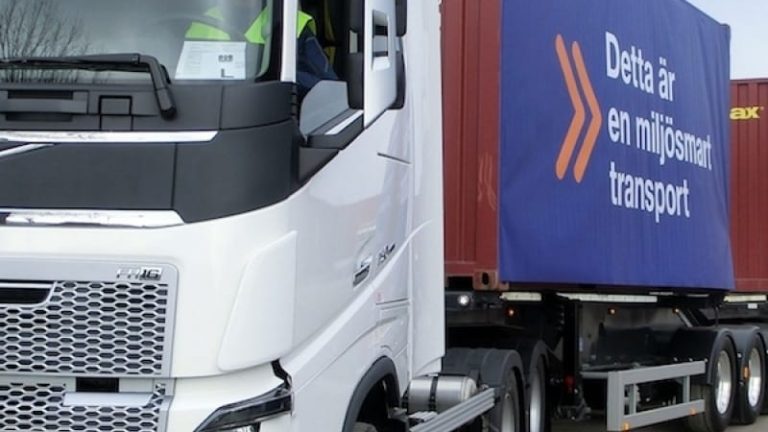 Volvo och flera transportföretag kommer att testa självkörande containertransporter mellan Göteborg och Borås.