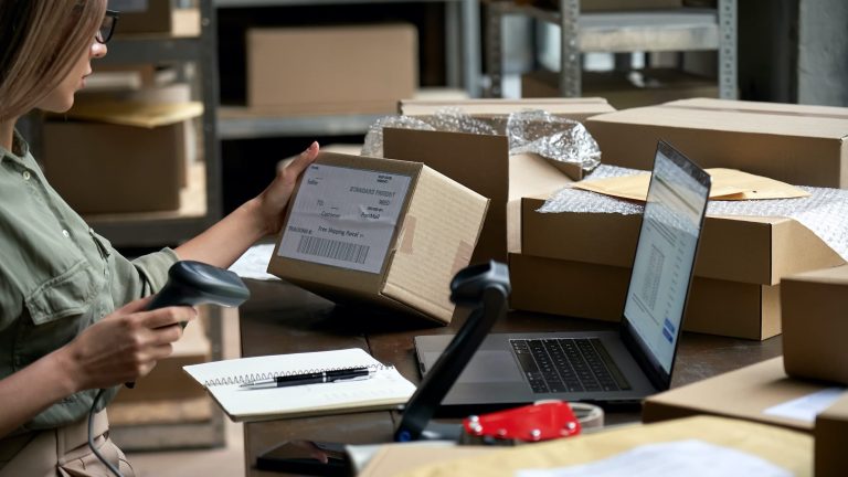 Kvinna scannar ett e-handelspaket Kvinna scannar ett e-handelspaket