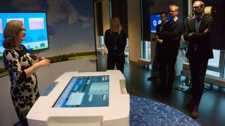 Mia Lenman på GS1 demonstrerar systemet för spårning av järnvägsvagnar och gods med rfid på frukostmötet med TTF – forum för logistik. Mia Lenman på GS1 demonstrerar systemet för spårning av järnvägsvagnar och gods med rfid på frukostmötet med TTF – forum för logistik.