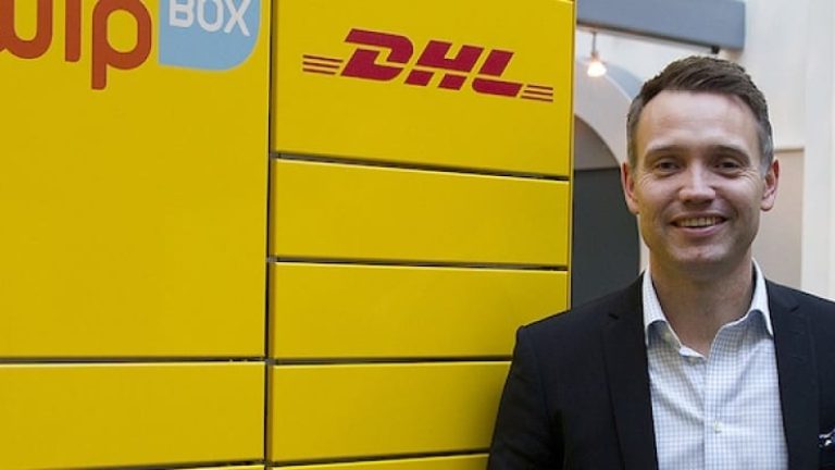 Ted Söderholm, vd för DHL Express visar företagets nya paketautomat. Ted Söderholm, vd för DHL Express visar företagets nya paketautomat.