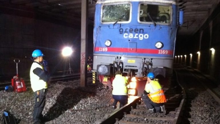 Ett tåg med tomma vagnar för rötslam spårade ut och stoppade all tågtrafik genom Stockholm.