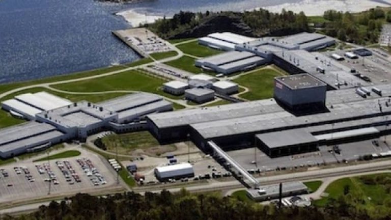 Bender flyttade in i Volvos gamla Uddevalla-fabrik.