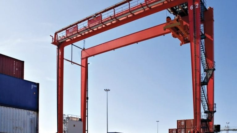 Åtta gummihjulsburna portalkranar, i stil med den här, ska Kalmar leverera tills Oslo hamn under de 18 kommande månaderna.