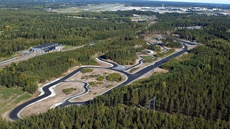 Tunga elektriska lastbilar kommer att provas på Arlandastads testbana. En sträcka på 200 meter utrustas med en strömskena. Tunga elektriska lastbilar kommer att provas på Arlandastads testbana. En sträcka på 200 meter utrustas med en strömskena.