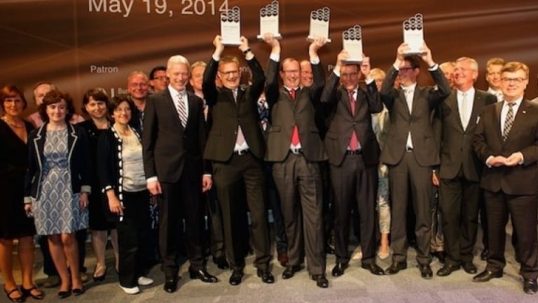 Ifoy Awards delas ut i fem klasser, alla pristagarna 2014 är samlade på den här bilden tillsammans med juryn.