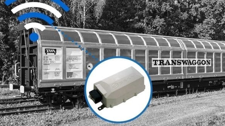 Positioneringsutrustningen (den vita dosan) tillhandahåller positionsdata med GPS i realtid. den larmar också för stötar, felaktiga temperaturer och överlast. Positioneringsutrustningen (den vita dosan) tillhandahåller positionsdata med GPS i realtid. den larmar också för stötar, felaktiga temperaturer och överlast.