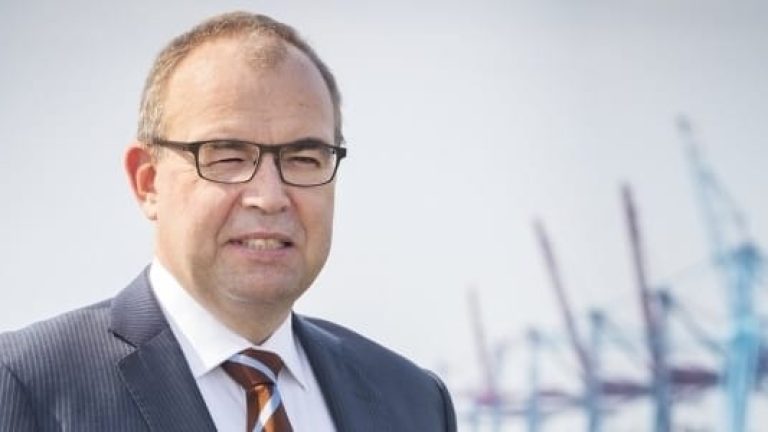 – För vår långsiktiga överlevnad ser vi ingen annan utväg än att göra omfattande förändringar i verksamheten, säger Henrik Kristensen, vd för APM Terminals. – För vår långsiktiga överlevnad ser vi ingen annan utväg än att göra omfattande förändringar i verksamheten, säger Henrik Kristensen, vd för APM Terminals.