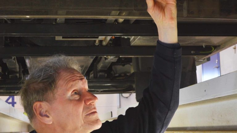 Gunnar Asplund, innovatör och vd för Elways, visar hur en rörlig arm under bilen känner av var skenan är. Gunnar Asplund, innovatör och vd för Elways, visar hur en rörlig arm under bilen känner av var skenan är.