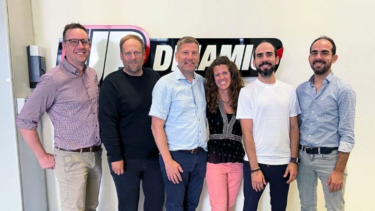 Representanter för Edmolift och Updinamics (fr v): Jonathan Grip, Martin Westin, Tomas Edmo, Sara Saltini, Oscar Doná och Tommy Doná. Representanter för Edmolift och Updinamics (fr v): Jonathan Grip, Martin Westin, Tomas Edmo, Sara Saltini, Oscar Doná och Tommy Doná.