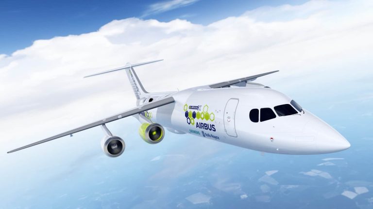 Med demonstratorn E-Fan X, tänkt att flyga om tre år, ska elhybridflyget få passagerarsalong och mångfalt högre elmotoreffekt. Airbus, Siemens och Rolls-Royce står bakom.