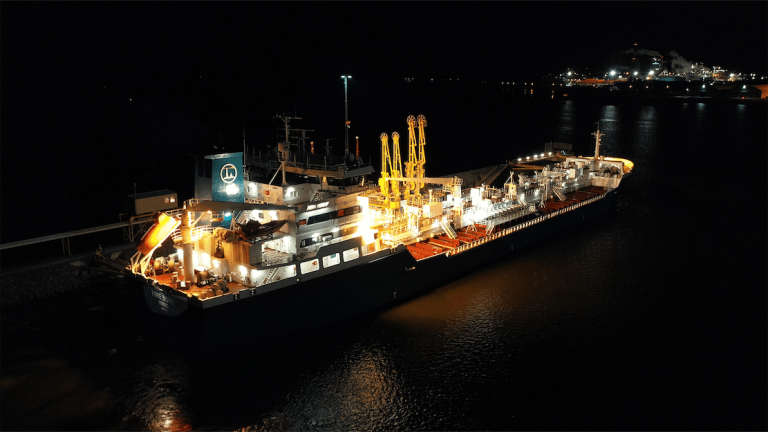Fartyg nattetid i hamn.