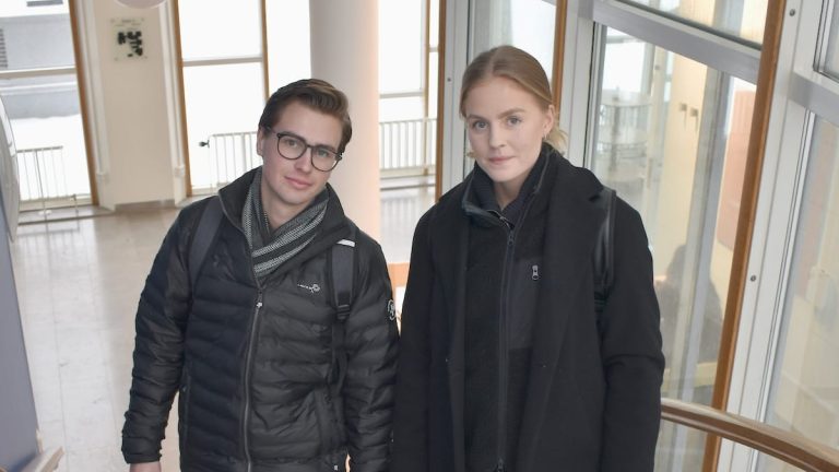 Logistikstudenter i trappa