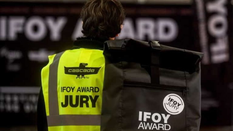 Man med reflexväst med trycket ”jury” Man med reflexväst med trycket "jury"