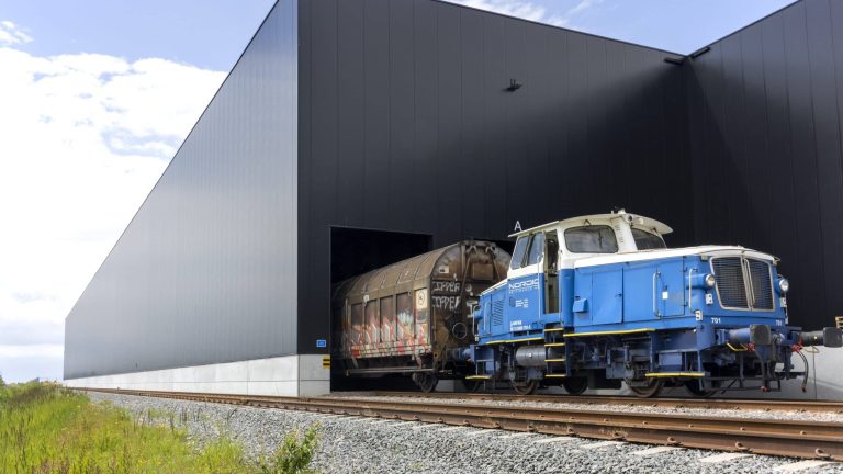 Tåg på väg in i terminalbyggnad Tåg på väg in i terminalbyggnad