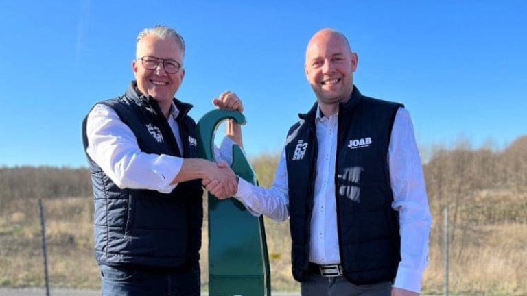 Två män på ett lastbilsflak