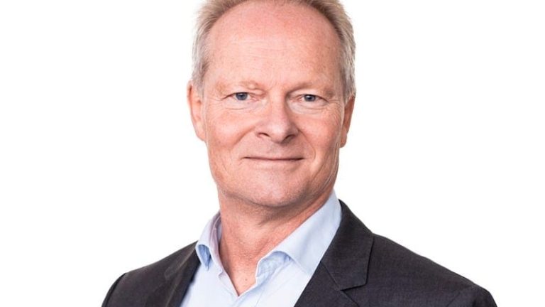 Man i ljus skjorta och mörk kavaj