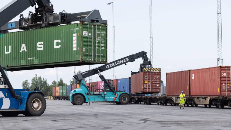 Kombiterminal med reachstackers som hanterar containrar