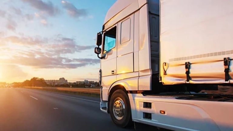 Lastbil på motorväg Lastbil på motorväg